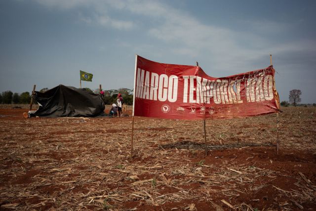 Faixa contra o Marco Temporal no acampamento Tekoha Yvy Ajhere da retomada Guarani-Kaiowá, próximo da Terra Indígena Panambi – Lagoa Rica.