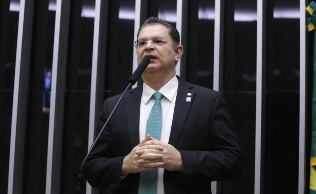 Deputado Sóstenes Cavalcante faz fala no plenário da Câmara, em sessão dedicada ao PL 2628, projeto que protege crianças nas redes.