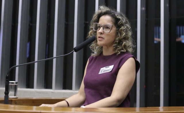 Deputada Roberta Jacarandá faz discurso na tribuna da Câmara dos Deputados, durante debate sobre o PL 2628, que defende a proteção de crianças nas redes.