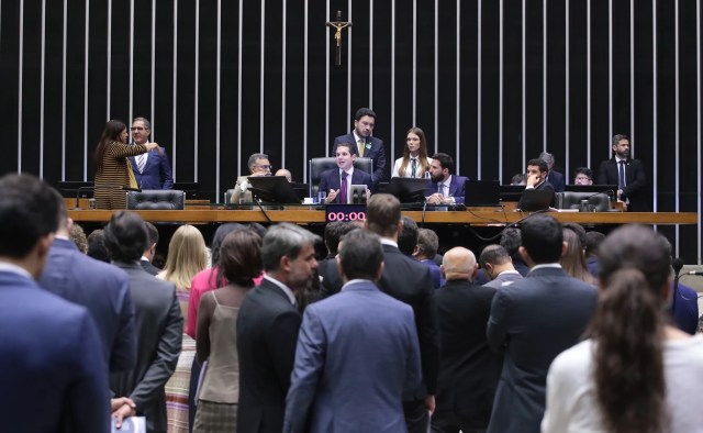 Presidente da sessão conduz trabalhos no plenário da Câmara, durante discussão do PL 2628 sobre proteção de crianças nas redes.