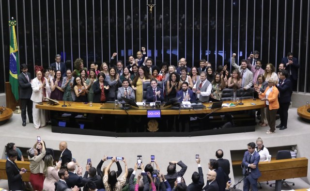 Deputados e deputadas celebram no plenário da Câmara dos Deputados após votação relacionada ao PL 2628, que busca proteger crianças nas redes.