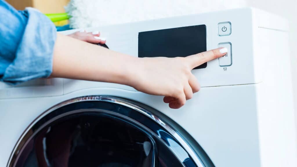Este truque com metade do limão na máquina de lavar vai deixar suas roupas brilhando