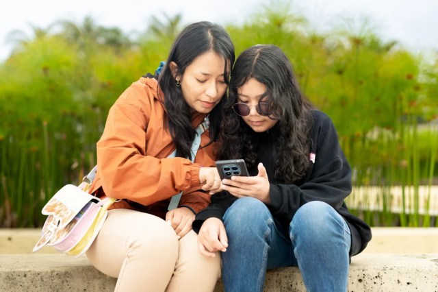 A professora Luisa Cárdenas com sua sobrinha Sara, interagindo com um chatbot de inteligência artificial