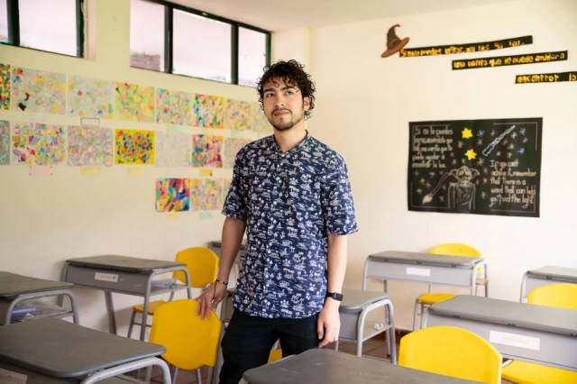 Byron Giral, educador em Guatavita, fotografado em sua sala de aula