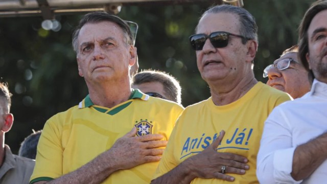 Jair Bolsonaro ao lado de apoiadores durante ato público com pedido de anistia, relacionado ao debate sobre Magnitsky e pressões políticas no Brasil.