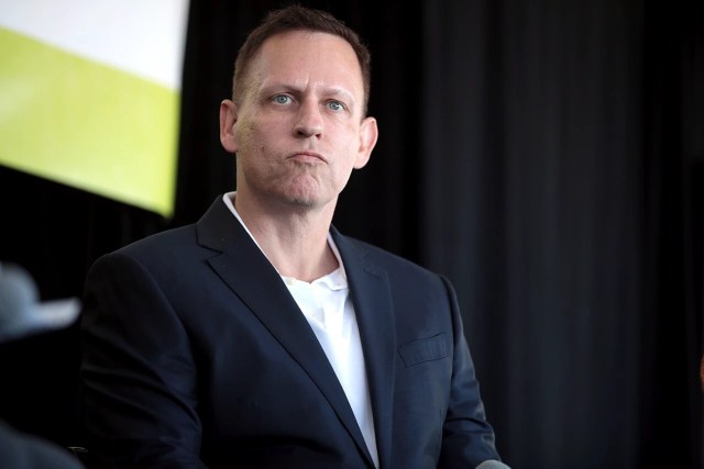 Peter Thiel falando com participantes do Converge Tech Summit 2022 no The Waste Management Phoenix Open no Skybar do TPC Scottsdale em Scottsdale, Arizona