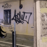 Pintor fantasma limpa pichações de madrugada com máscara e deixa bilhete; vídeo