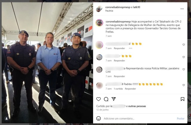 Coronel da PM SP em evento oficial de inauguração de delegacia, ao lado de outros oficiais e do governador de São Paulo.