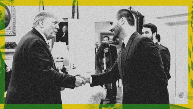 O presidente dos Estados Unidos, Donald Trump, cumprimenta o deputado federal Eduardo Bolsonaro durante visita à Casa Branca