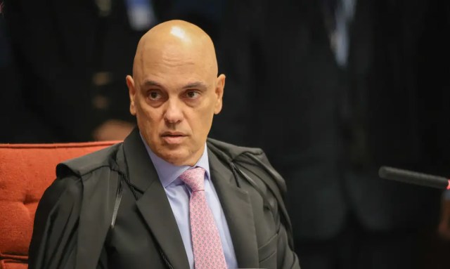 Ministro do STF sentado na Corte durante julgamento sobre Bolsonaro condenado.