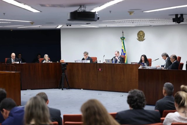Ministros Zanin, Barroso e Fux